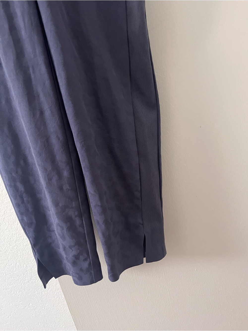 Athleta Brooklyn Textured Jumpsuit Leopard Blue Sleeveless Ankle Size 2 - Picture 5 of 16